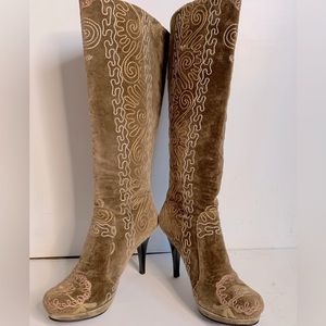 Killer Knee High Embroidered Boots🌸❤️Barely worn🌸 STUNNING 🌸🌸